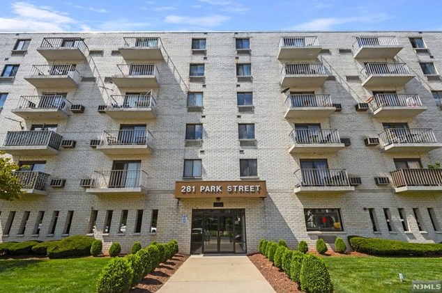 281 Park St, Hackensack NJ  07601-4212 exterior