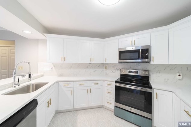 438 Lee Ct, West Fort Lee, NJ 07024