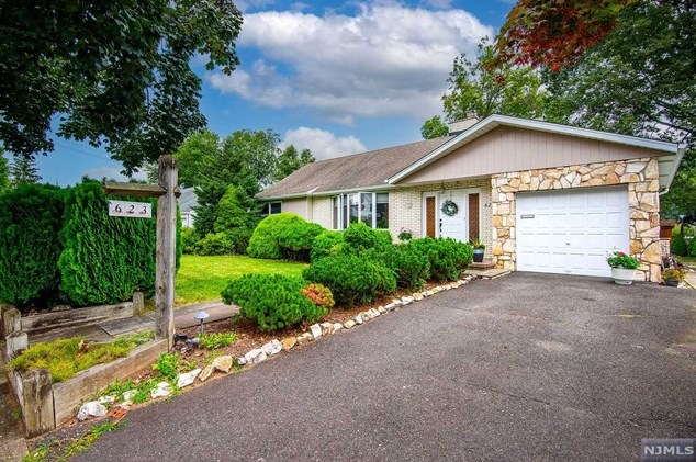 623 Mccarthy Dr, N Milford, NJ 07646