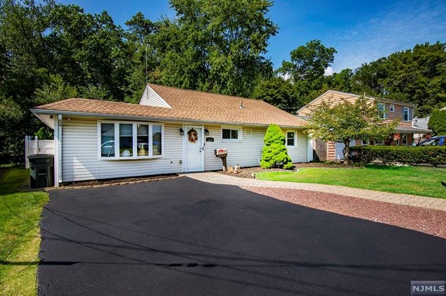 174 Howard Ave, Rochelle Park, NJ 07662