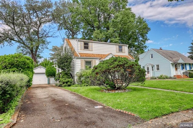 1032 Carnation Dr, N Milford, NJ 07646