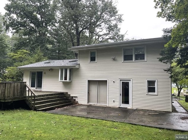 37 Edgewood Dr, Westwood, NJ 07676-5103