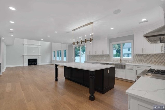 183 Cleenput Ter, Paramus NJ  07652-4438 exterior