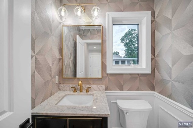 183 Cleenput Ter, Paramus NJ  07652-4438 exterior