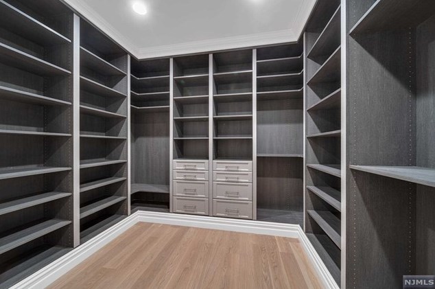 183 Cleenput Ter, Paramus NJ  07652-4438 exterior