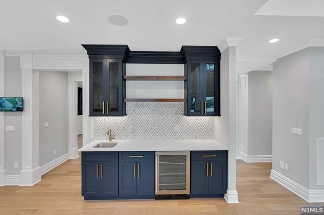 183 Cleenput Ter, Paramus NJ  07652-4438 exterior