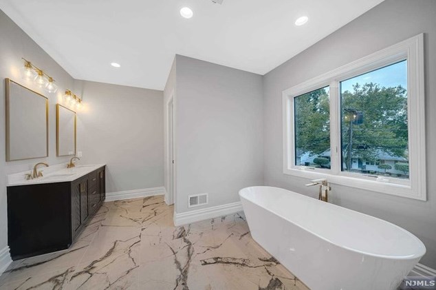 183 Cleenput Ter, Paramus NJ  07652-4438 exterior