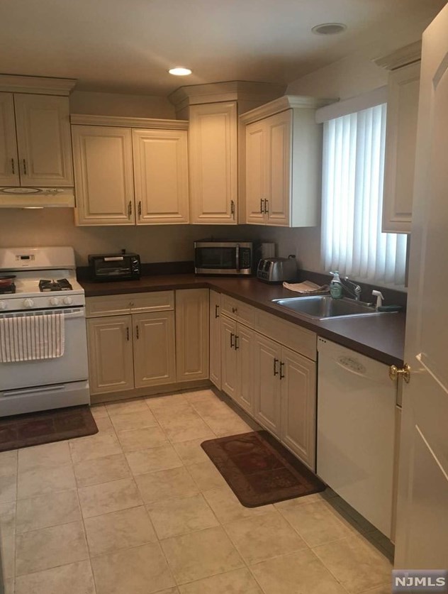 100 Grove St, Elmwood Park, NJ 07407