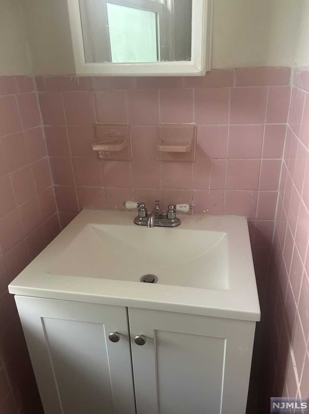 73 Lawton Ave, Cliffside Park, NJ 07010