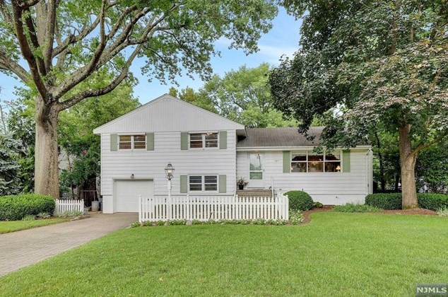 243 Burnside Pl, Ridgewood, NJ 07450
