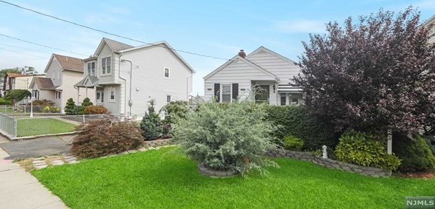 122 5th St, Saddle Brook, NJ 07663