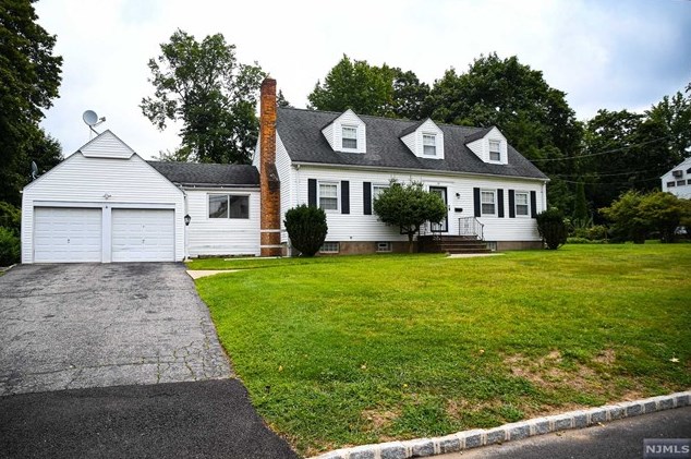 19 Marcotte Ln, Bergenfield, NJ 07621-3208