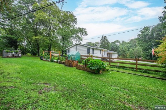 918 Lower Lake Rd E, Fredon, NJ 07860