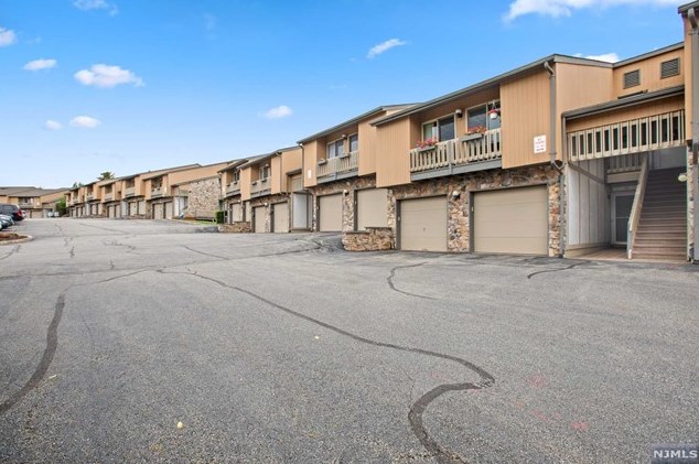 8 Larkin Cir, Town Center, NJ 07052