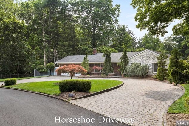 35 Dwars Kill Ln, Norwood, NJ 07648