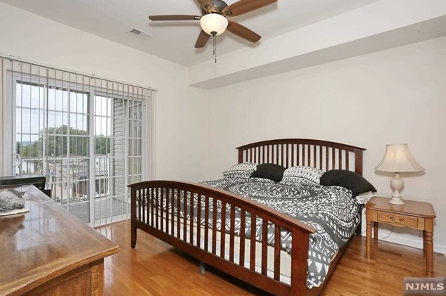 527 Bushes Ln, Elmwood Park NJ  07407-3204 exterior