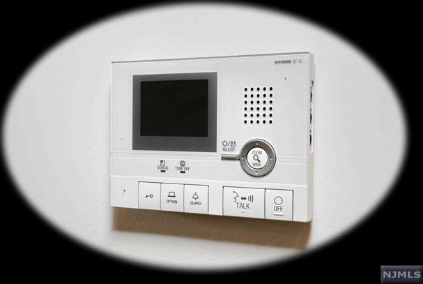 527 Bushes Ln, Elmwood Park NJ  07407-3204 exterior