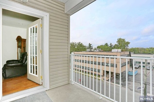 527 Bushes Ln, Elmwood Park NJ  07407-3204 exterior