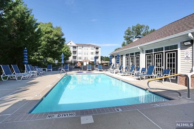 527 Bushes Ln, Elmwood Park NJ  07407-3204 exterior