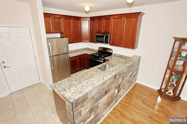 527 Bushes Ln, Elmwood Park NJ  07407-3204 exterior