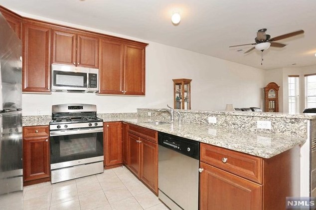 527 Bushes Ln, Elmwood Park NJ  07407-3204 exterior