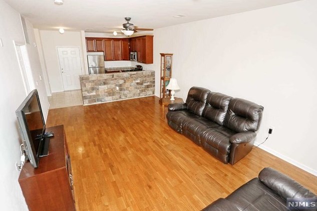 527 Bushes Ln, Elmwood Park NJ  07407-3204 exterior