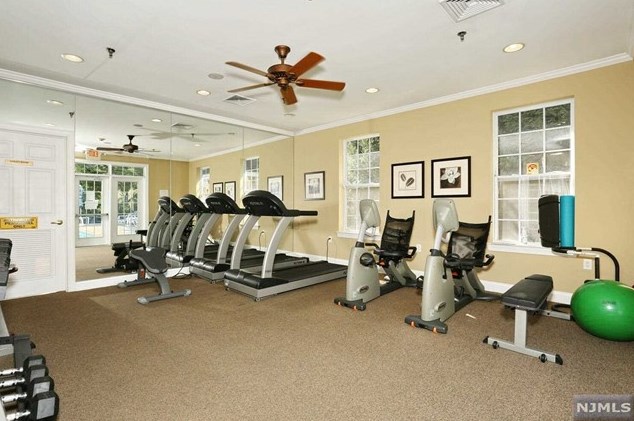 527 Bushes Ln, Elmwood Park NJ  07407-3204 exterior