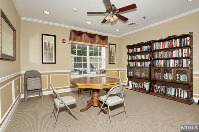 527 Bushes Ln, Elmwood Park NJ  07407-3204 exterior