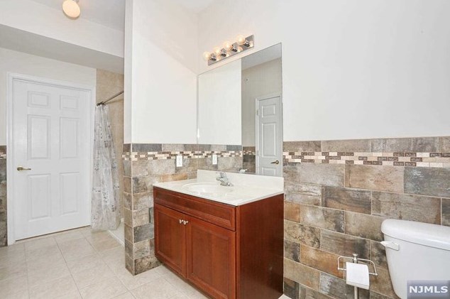 527 Bushes Ln, Elmwood Park NJ  07407-3204 exterior