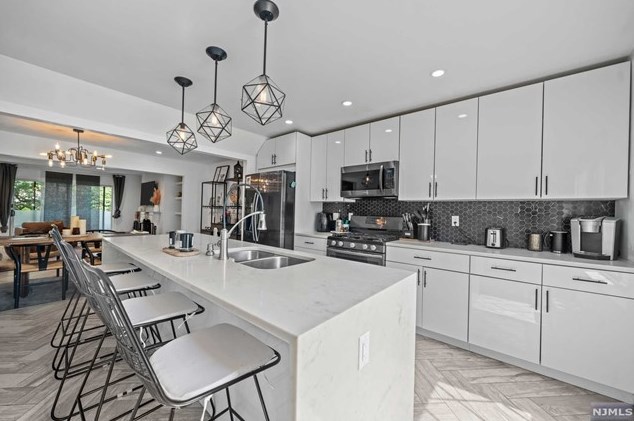 6 Holiday Ct, Westwood NJ  07675-5708 exterior