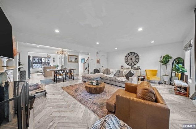 6 Holiday Ct, Westwood NJ  07675-5708 exterior