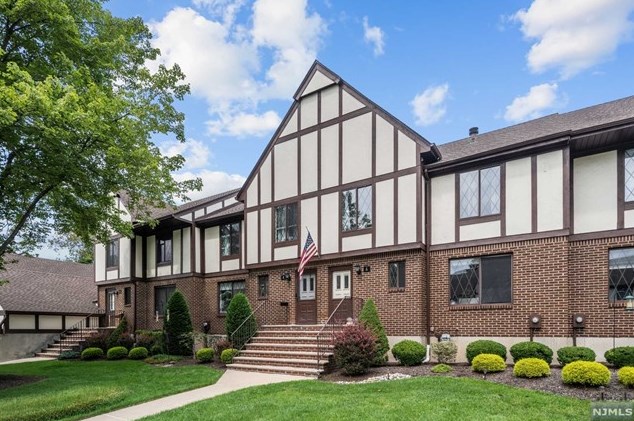 6 Holiday Ct, Westwood, NJ 07675