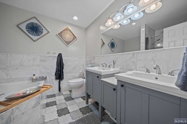 6 Holiday Ct, Westwood NJ  07675-5708 exterior