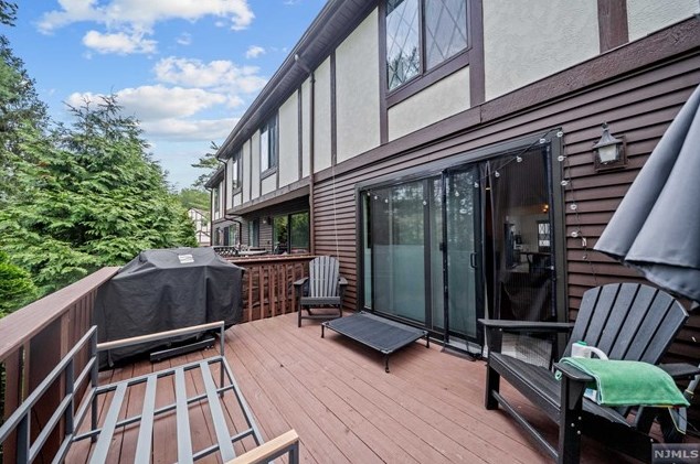 6 Holiday Ct, Westwood NJ  07675-5708 exterior