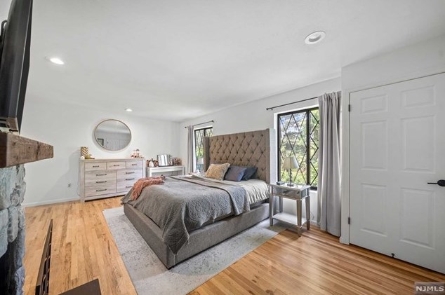 6 Holiday Ct, Westwood NJ  07675-5708 exterior