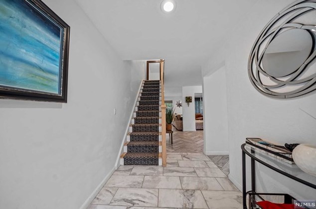 6 Holiday Ct, Westwood NJ  07675-5708 exterior