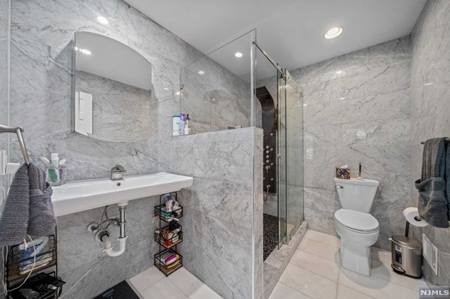 6 Holiday Ct, Westwood NJ  07675-5708 exterior