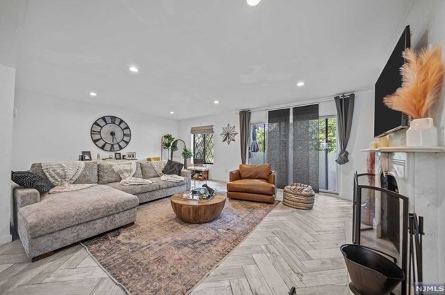 6 Holiday Ct, Westwood NJ  07675-5708 exterior