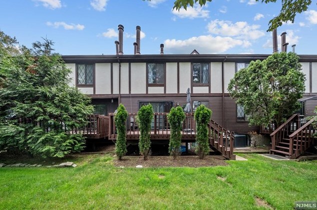 6 Holiday Ct, Westwood NJ  07675-5708 exterior