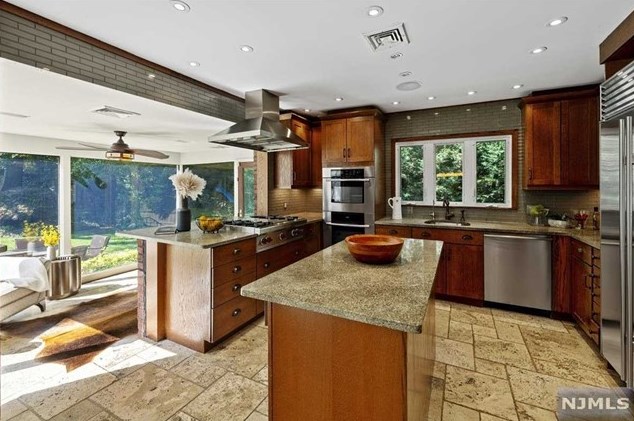 1025 Arcadian Way, West Fort Lee, NJ 07024