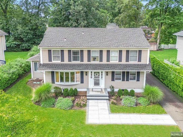 983 Pines Ter, Franklin Lakes, NJ 07417
