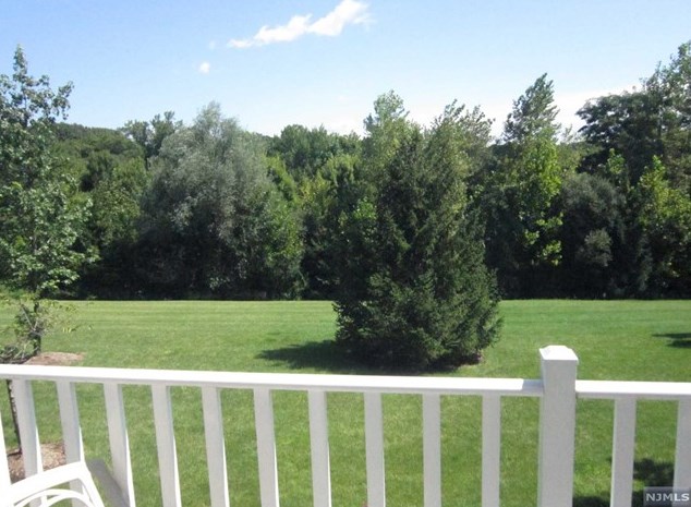 12 Sweeney Ct, Montvale, NJ 07645