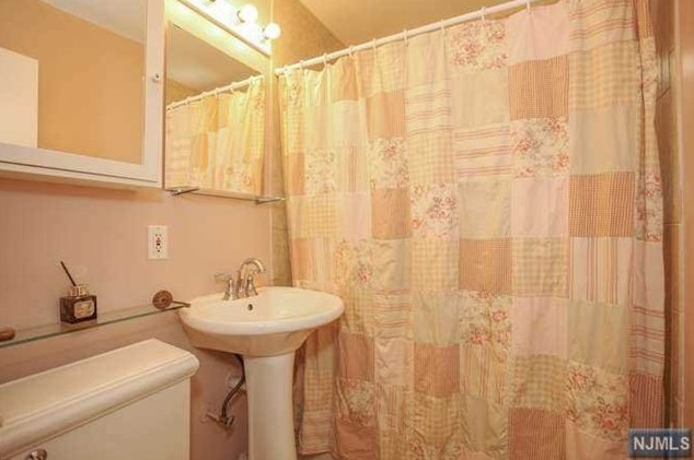 286 Herbert Pl, Paramus NJ  07652-5408 exterior