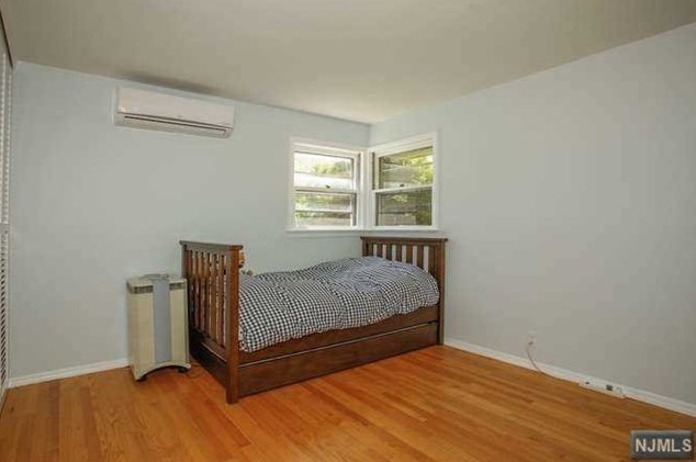 286 Herbert Pl, Paramus NJ  07652-5408 exterior
