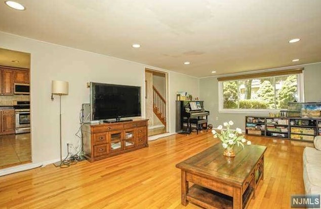 286 Herbert Pl, Paramus NJ  07652-5408 exterior