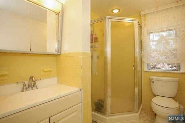 286 Herbert Pl, Paramus NJ  07652-5408 exterior