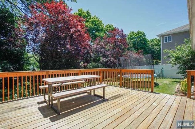 286 Herbert Pl, Paramus NJ  07652-5408 exterior