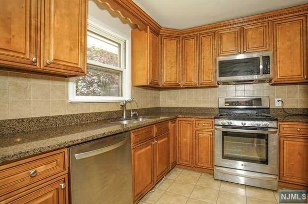 286 Herbert Pl, Paramus NJ  07652-5408 exterior