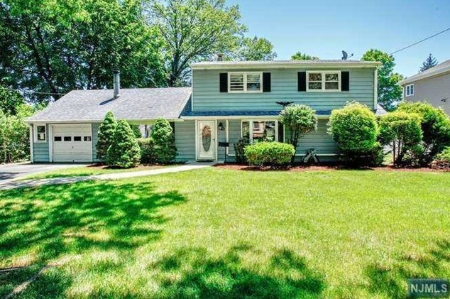 286 Herbert Pl, Paramus NJ  07652-5408 exterior