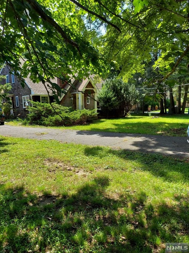 36 Lake Rd, Upper Saddle River, NJ 07458